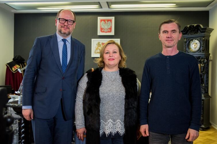 Prezydent Paweł Adamowicz z mieszkańcami obwodu kaliningradzkiego, Jeleną i Aleksanderm Biereżnymi