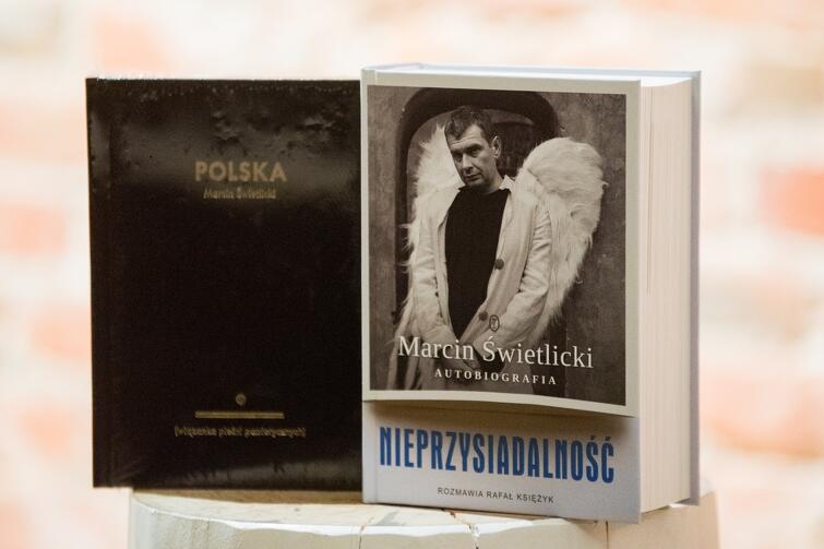 Autobiografia Nieprzysiadalność i najnowszy zbiór wierszy Marcina Świetlickiego Polska. Wiązanka pieśni patriotycznych