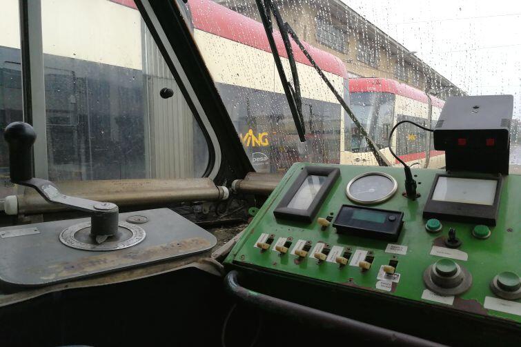 Pulpit motorniczego w zabytkowym tramwaju Konstal 102Na