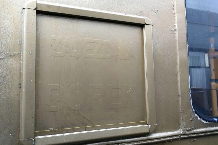 Gdy się baczniej przyjrzeć, to można zauważyć na tramwaju napis: ZAJEZDNIA BOREK