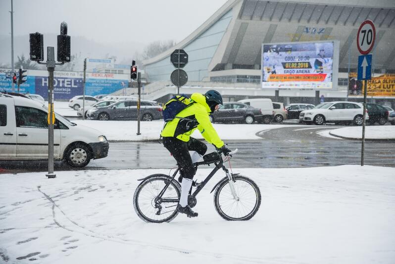 Rowerzysta w okolicach hali Olivia, 5 lutego 2018 r.