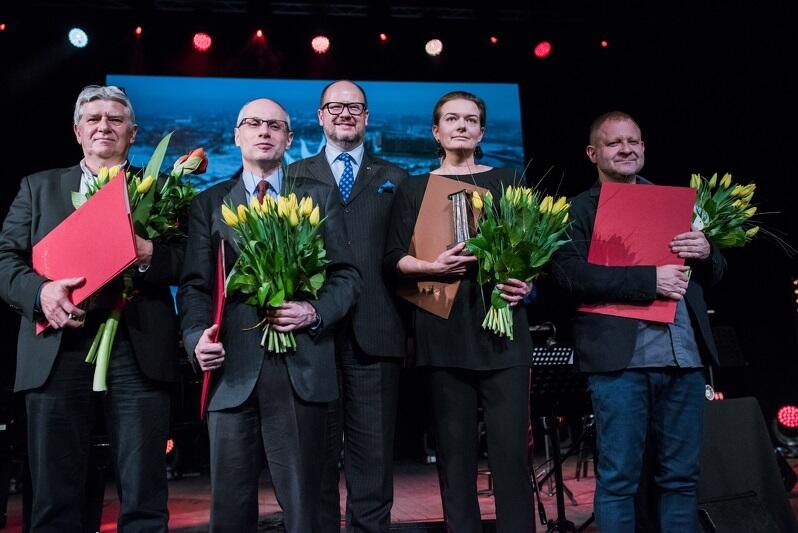 Gala Nagrody Miasta Gdańska w Dziedzinie Kultury Splendor Gedanensis za rok 2016. Z laureatami: (od lewej) dr Andrzejem Nowakowskim, prof. Pawłem Machcewiczem i Mikołajem Trzaską oraz Justyną Piórkowską (odbierała nagrodę w imieniu firmy Ziaja LTD) pozuje prezydent Gdańska Paweł Adamowicz 