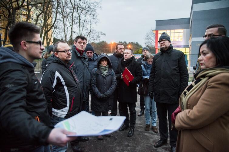 W poniedziałkowym spacerze ulicami Brzeźna uczestniczył m.in. prezydent Gdańska Paweł Adamowicz oraz radni dzielnicy