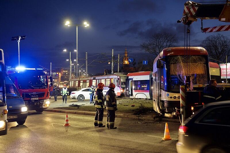 Powodem wypadku mogło być pęknięcie szyny pod ciężarem tramwaju albo np. jego nadmierna prędkość. Zbada to specjalna komisja