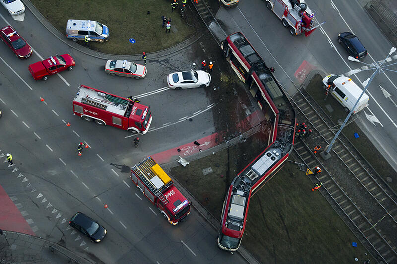 Tramwaj linii nr 2 siłą rozpędu uderzył w mercedesa oraz zniszczył asfalt na całej szerokości ulicy
