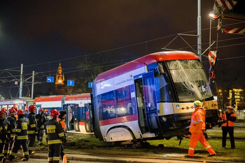 Wykolejony tramwaj został usunięty. Ruch na torach jest przywrócony