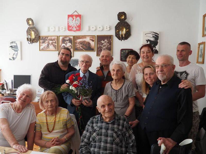95 rodziny Franciszka Troszczyłowa (stoi drugi z lewej) w maju 2017 roku w siedzibie Światowego Związku Żołnierzy AK Koło Gdańsk