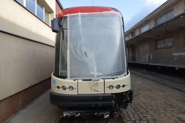 Przód uszkodzonego tramwaju