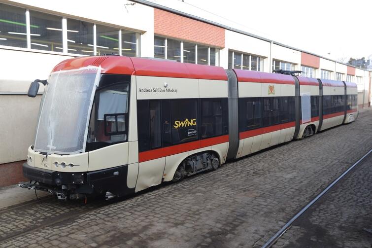 Widok uszkodzonego tramwaju, który po oplombowaniu przez policję czeka na oględziny biegłych w zajezdni we Wrzeszczu