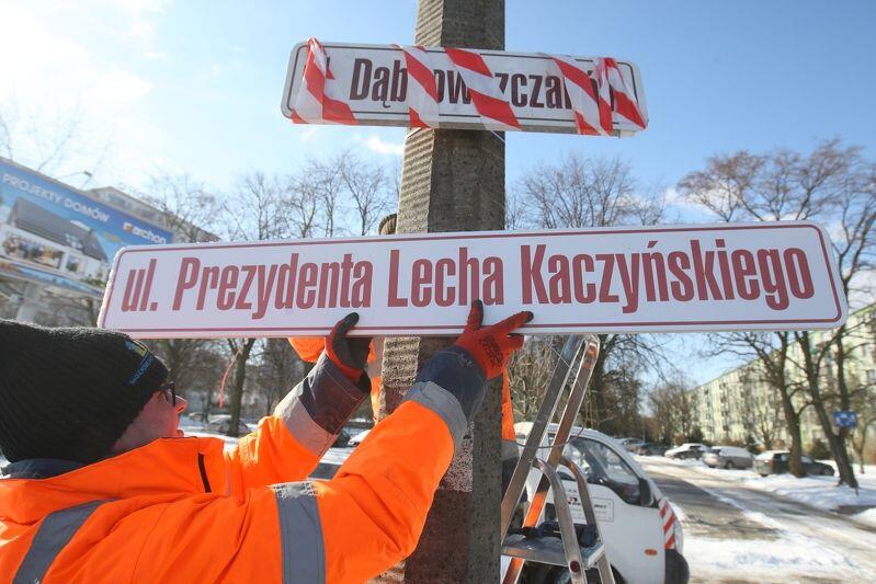 Trwa wymiana tablic z nazwami ulic w ramach tzw. dekomunizacji