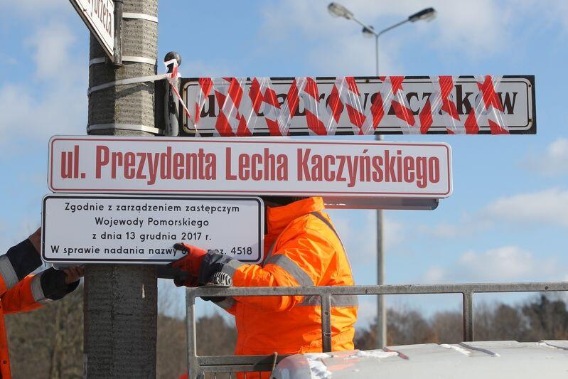 Tak wygląda kompozycja w całości: stara nazwa, nazwa zdekomunizowana oraz wyjaśnienie, dlaczego nazwa została zmieniona