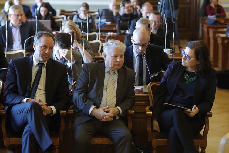 W sesji uczestniczyli m.in. parlamentarzyści i eurodeputowani. Nz. w pierwszym rzędzie od prawej: poseł Ewa Lieder (.Nowoczesna), wicemarszałek Senatu RP senator Bogdan Borusewicz (PO) i Mieczysław Struk, marszałek województwa pomorskiego