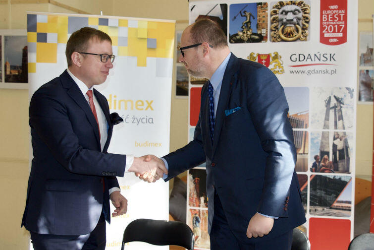 Poniedziałek, 5 marca, tuż po podpisaniu umowy: przedstawiciel wykonawcy, czyli firmy Budimex S.A. oraz prezydent Gdańska