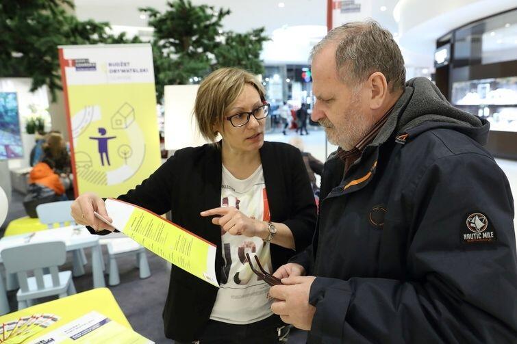 Budżet Obywatelski 2019. Sylwia Betlej z Urzędu Miasta na miejscu udziela porad