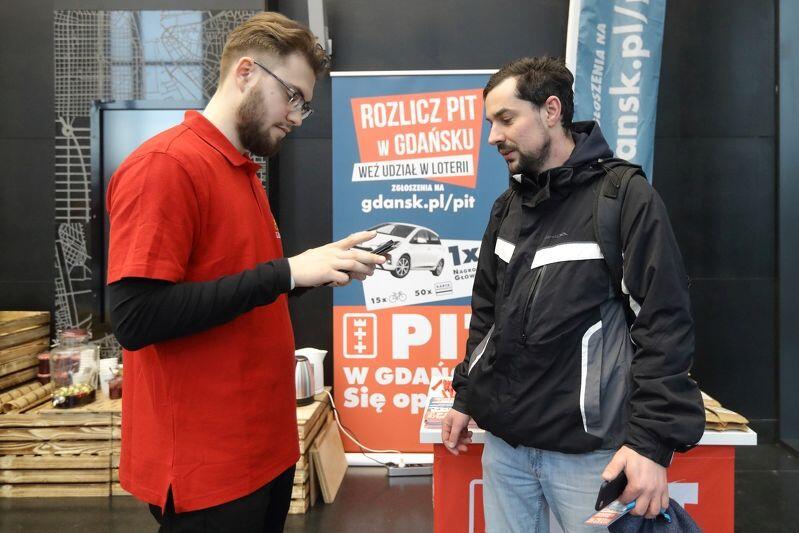Marcowy poranek w biurowcu Alchemia. Akcja promująca kampanię Rozlicz PIT w Gdańsku i wygraj samochód