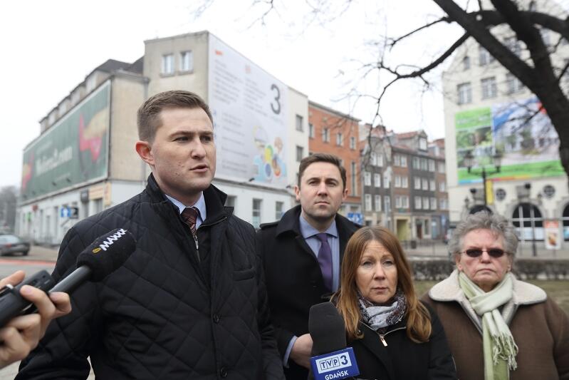 Targ Drzewny, briefing prasowy z reklamami w tle. Od prawej: radna Terasa Wasilewska, radna Beata Dunajewska, radny Piotr Borawski (przewodniczący klubu PO w RMG) i Piotr Grzelak, zastępca prezydenta Gdańska ds. polityki komunalnej