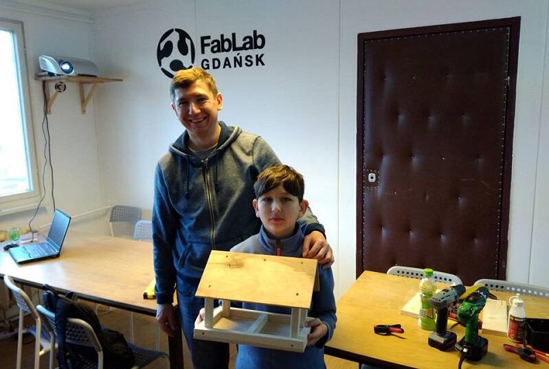 W FabLab można budować klasyczne karmiki razem z tatą...