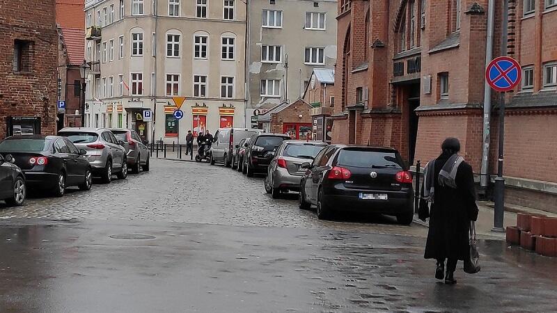 W znacznej część Głównego Miasta obowiązują strefy zamieszkania oraz ograniczonego postoju.