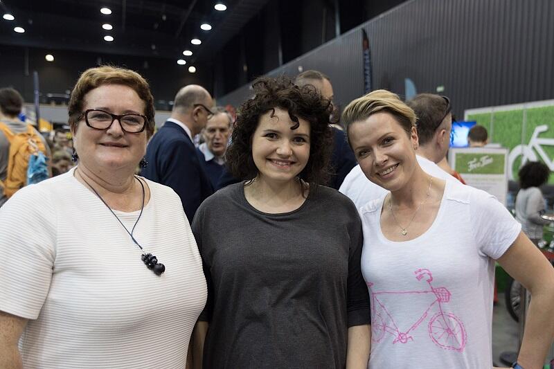 Edyta Mantorska z Zarządu Dróg Miejskich w Warszawie stoi w środku, po lewej burmistrz miasta Pucka Hanna Pruchniewska, po prawej Natalia Wodyńska-Stosik - honorowa ambasadorka kampanii; zdjęcie z inauguracji Rowerowego Maja`2017 r.