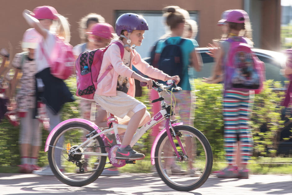 Kadr z Rowerowego Maja, Szkoła Podstawowa nr 12 Gdańsk