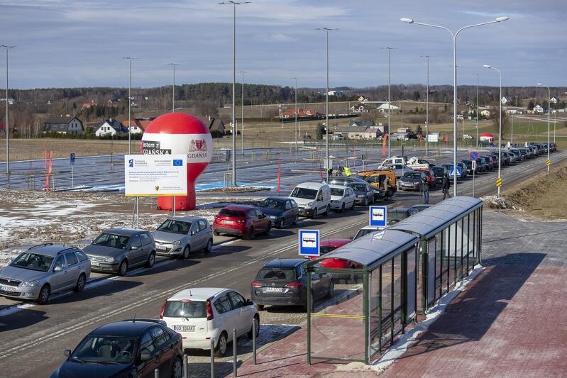 Dzięki wybudowaniu węzła integracyjnego, czego istotną częścią jest duży parking, taki widok odejdzie szybko do lamusa...