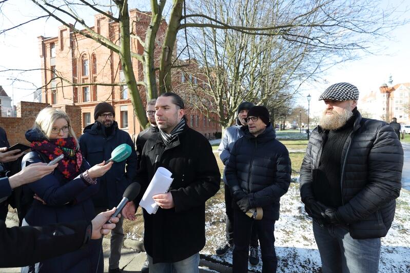 Od lewej z tyłu: Tomasz Janiszewski (Forum Rozwoju Aglomeracji Gdańskiej), Tomasz Larczyński (Lepszy Gdańsk); Jarosław Paczos (FRAG); z przodu od l.: Karol Spieglanin (FRAG), prof. Jan Buczkowski z Wydziału Architektury Politechniki Gdańskiej oraz Wojciech Rudnicki z Rady Dzielnicy Śródmieście