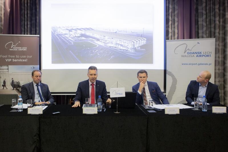 Ogłoszenie decyzji o rozbudowie Portu Lotniczego Gdańsk, 21 marca 2019 r., od l: Mieczysław Struk - marszałek województwa pomorskiego, Tomasz Kloskowski - prezes Portu Lotniczego Gdańsk im. Lecha Wałęsy, Piotr Grzelak - z-ca prezydenta Gdańska oraz Bartosz Bartoszewicz - z-ca prezydenta Gdyni