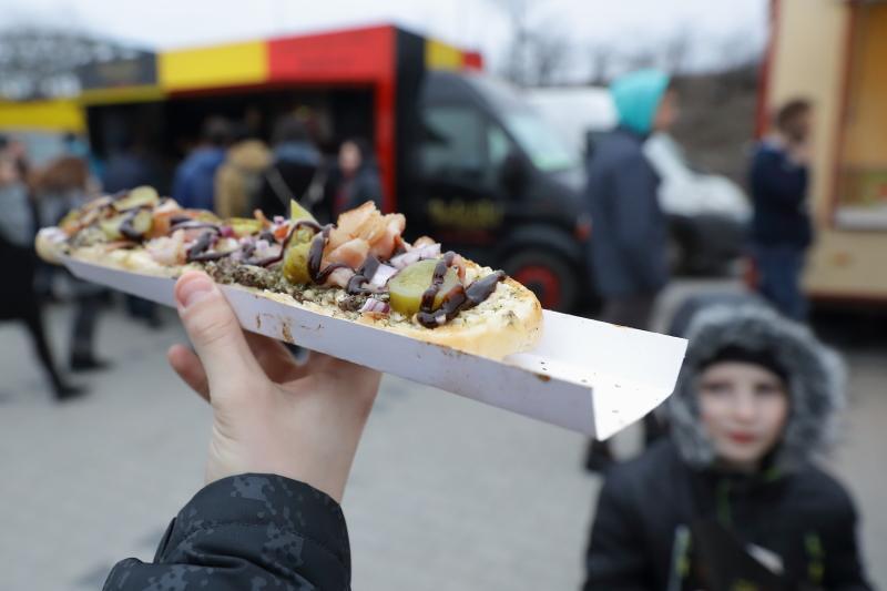 Impreza „Jemy na Stadionie” to wyjątkowa okazja do odbycia wyjątkowej kulinarnej podróży szlakiem najpopularniejszych potraw z 5 kontynentów, ale także popularnych przekąsek
