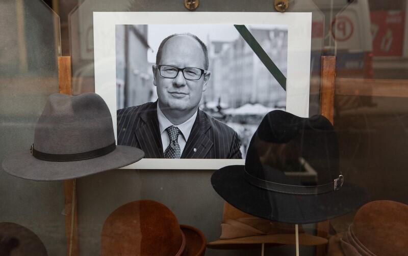 Paweł Adamowicz zmarł po ataku nożownika 14 stycznia 2019 roku. Wiele miast pragnie go uhonorować nazywając imieniem prezydenta ulice, place czy szkoły
