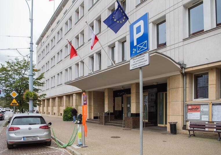 Punkt ładowania przy Urzędzie Miejskim w Gdańsku, ul. Nowe Ogrody 8/12. Miejsce parkingowe jest, niezależnie od pory dnia, w prosty sposób można naładować auto