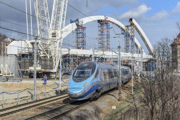Widok na powstający węzeł od strony Bastionu św. Gertrudy. Nz. pociąg Pendolino PKP