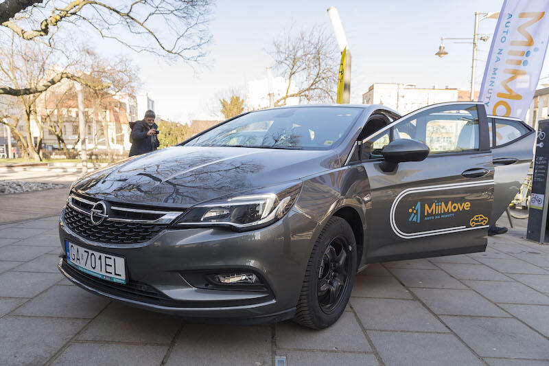 Użytkownicy aplikacji MiiMove korzystają z Astry Hatchback piątej generacji