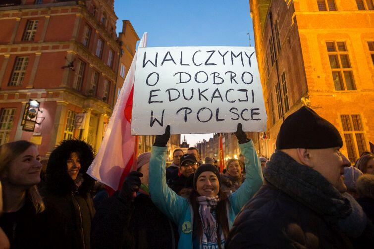 Manifestanci okazywali poparcie strajkującym i domagali się od rządu zmian w systemie edukacji