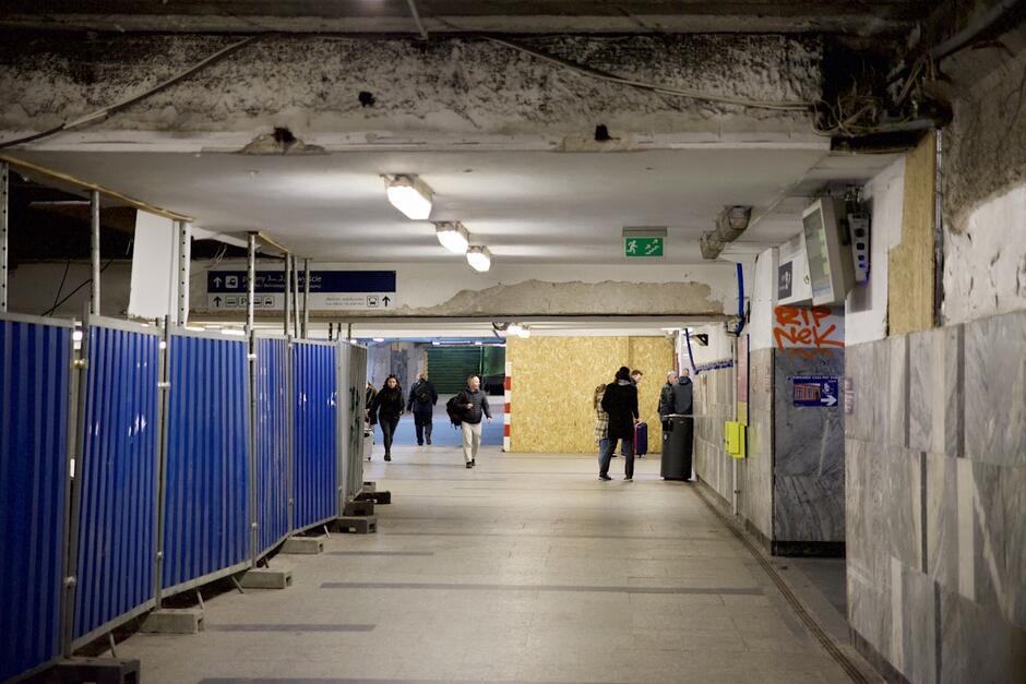 Dzięki inwestycji, realizowanej przez PKP Polskie Linie Kolejowe, poprawić ma się estetyka oraz funkcjonalność tunelu oraz stacji kolejowej