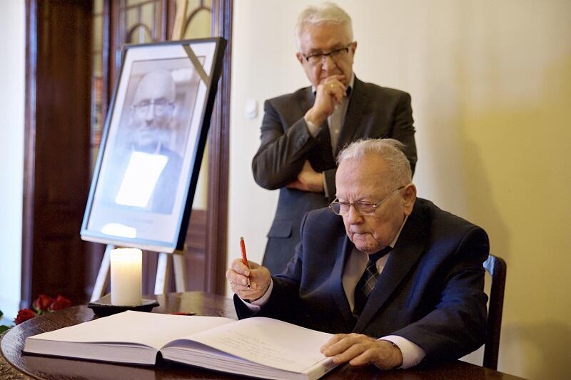 Słowa pożegnania w księdze wnieśli także ci, którzy pamiętają prof. Jacka Namieśnika z uczelni: prof. Andrzej Januszajtis i prof. Edmund Wittbrodt, były rektor PG