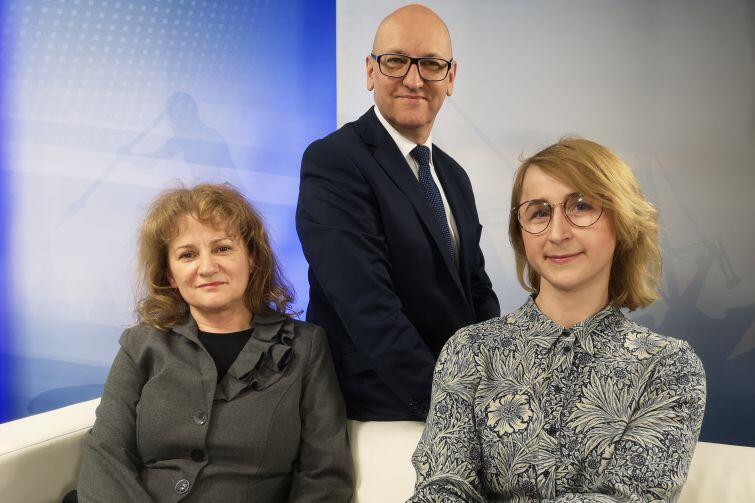 Wszystkie Strony Miasta. Nz. od lewej Jolanta Ostaszewska, dyrektor Wydziału Budżetu Miasta i Podatków, Katarzyna Best-Kuczyńska, zwyciężczyni głównej nagrody w 2018 r. i prowadzący program Marek Wałuszko