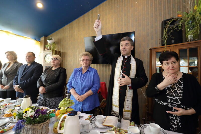 Święcenie pokarmów przez bpa. Zbigniewa Zielińskiego, od l.: Anna Wróbel - dyrektorka MOPR w Gdańsku, posłanka Henryka Krzywonos -Strycharska z mężem Krzysztofem Strycharskim, Teresa Wasilewska - wiceprzewodnicząca Rady Miasta Gdańska