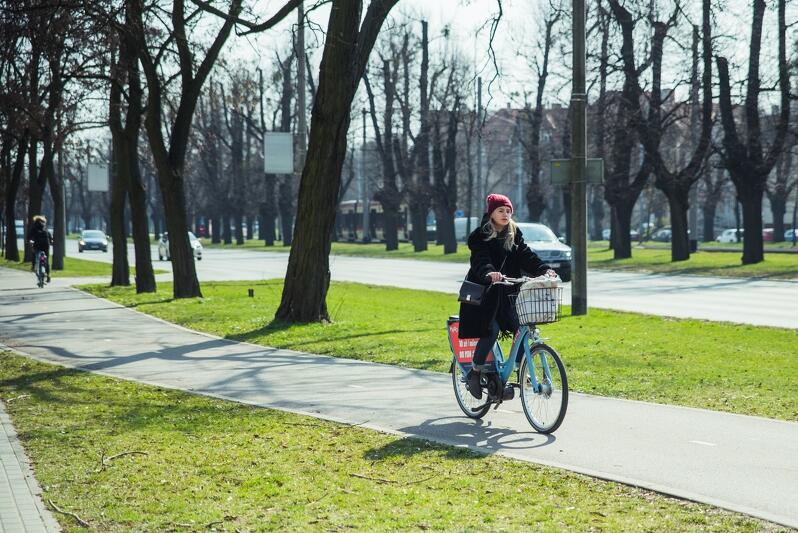 Użytkowniczka Mevo na drodze rowerowej wzdłuż al. Zwycięstwa