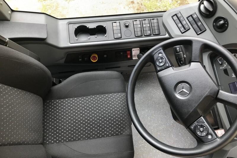 Kokpit kierowcy - na pierwszy rzut oka całkiem zwyczajny, ale to przecież autobus elektryczny, więc i technika jazdy zupełnie inna niż w tradycyjnych pojazdach, z silnikiem diesla
