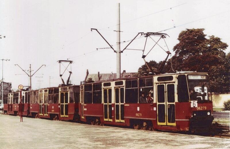 A tak wyglądały wagony Konstal 105N 30 lat temu (warto także zwrócić uwagę na oznaczenie przystanku...)