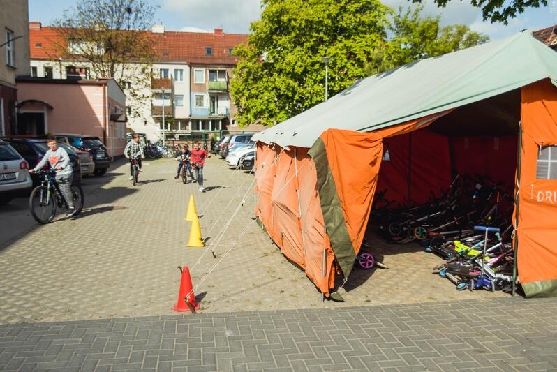 Specjalny namiot do przechowywania hulajnóg w Szkole Podstawowej nr 24 w Gdańsku - Rowerowy Maj`2019