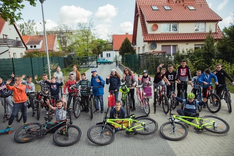 Uczestnicy Rowerowego Maja ze SP nr 24 przy ulicy Lili Wenedy w Gdańsku