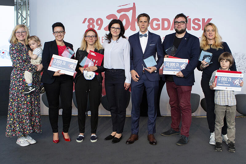 Laureaci nagród im. Lecha Bądkowskiego z prezydent Gdańska Aleksandrą Dulkiewicz (w środku). Od lewej Natalia Siuda-Piotrowska i Monika Hinc z Up Foundation, Agnieszka Buczyńska z Regionalnego Centrum Wolontariatu, Julian Pawlukiewicz z JohnyBros, Marcin Bildziuk ze Stowarzyszenia Nowy Port Sztuki i Gosia Zamorska-Misztal z Fundacji Generacja