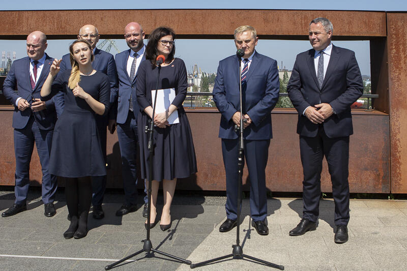 Spotkanie dotyczące Unii Metropolii Polskich odbyło się na tarasie widokowym Europejskiego Centrum Solidarności. Na zdjęciu od lewej: Piotr Krzystek - prezydent Szczecina, Krzysztof Żuk - prezydent Lublina (za tłumaczką języka migowego), Jacek Sutryk - prezydent Wrocławia, Aleksandra Dulkiewicz - prezydent Gdańska, Tadeusz Truskolaski - prezydent Białegostoku, Rafał Bruski - prezydent Bydgoszczy