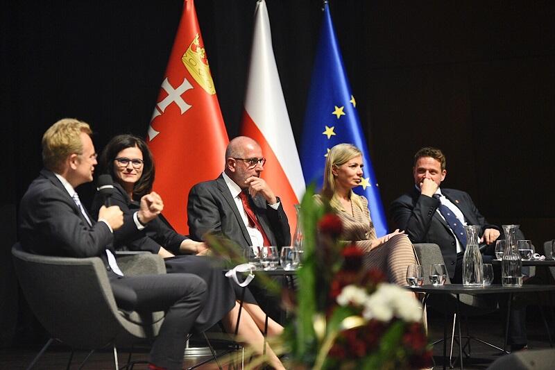 Debata Samorządowa Europa – pamięci Pawła Adamowicza w ECS, 3czerwca. Od lewej: Andrij Sadowyj , Aleksandra Dulkiewicz, Rafał Dutkiewicz, Elżbieta Bieńkowska, Rafał Trzaskowski i Tomasz Lis