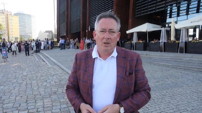 Bartłomiej Sienkiewicz przed budynkiem ECS w przeddzień spotkania w Strefie Społecznej