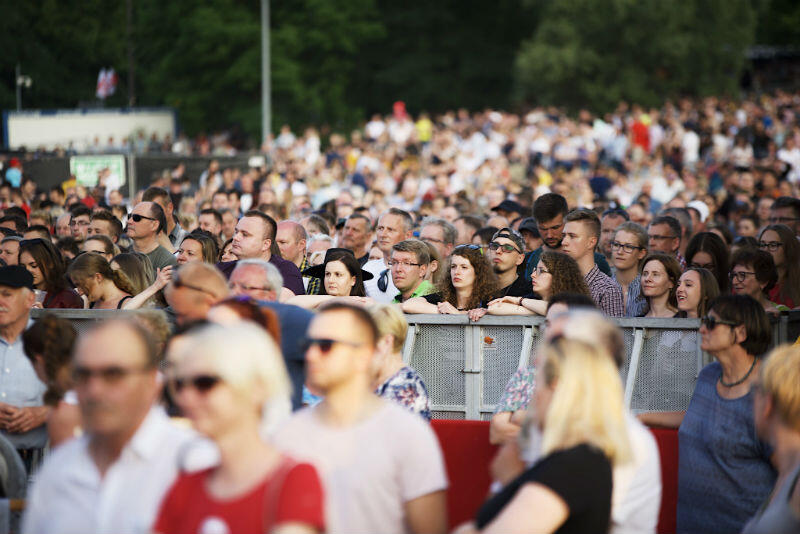 Koncert odbył się na Placu Zebrań Ludowych, który wypełniony był po brzegi - mogło być nawet 30 tys. widzów, do tego kolejne tysiące przed telewizorami