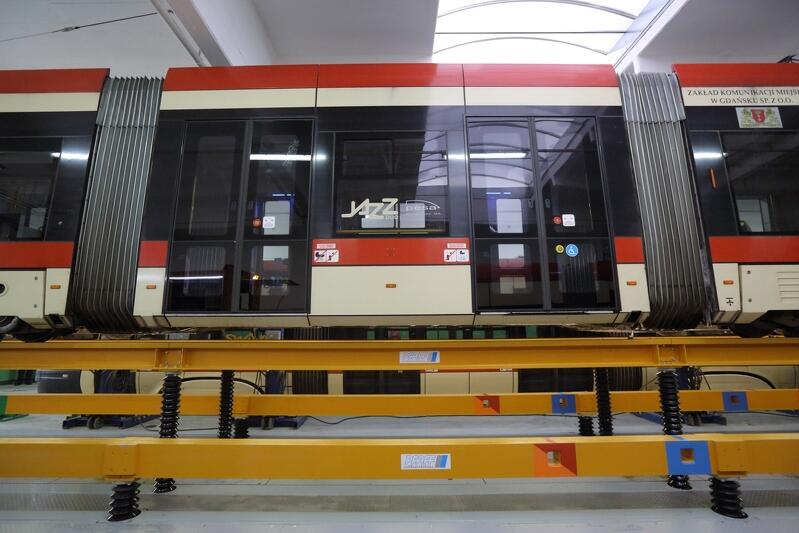 9 tramwajów zostało chwilowo wycofanych z eksploatacji w związku z zamoknięciem elementów elektronicznych.