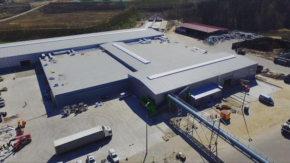 Nowa kompostownia to budynek o łącznej kubaturze rzędu 80 000 m3 i powierzchni 1,3 hektara, ma przetwarzać 40 tys. ton odpadów biodegradowalnych rocznie.