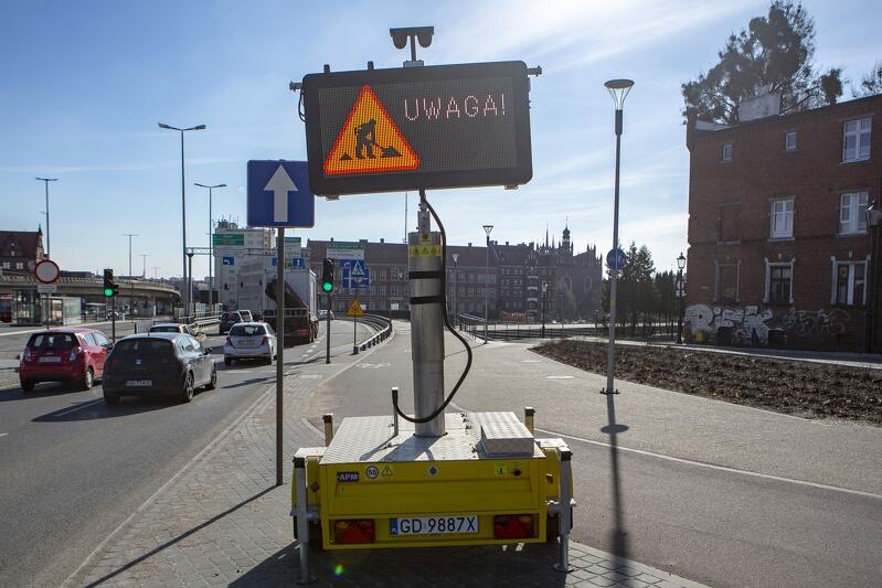 Tablica informująca o nadchodzących utrudnieniach w ruchu związanych z przebudową węzła Toruńska
